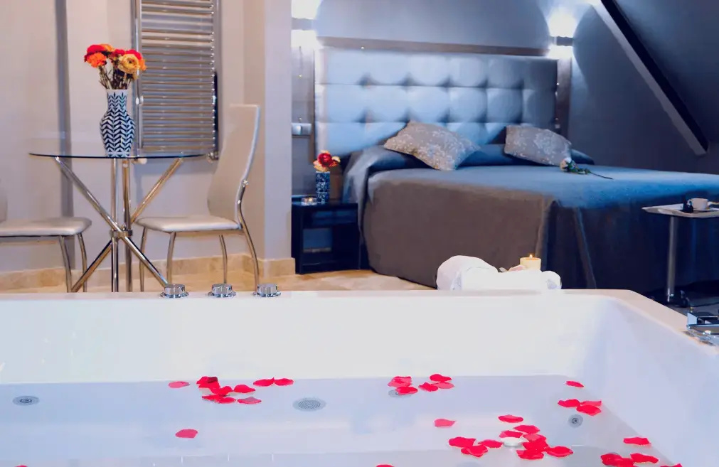 Double Jacuzzi Suite (full double bed)