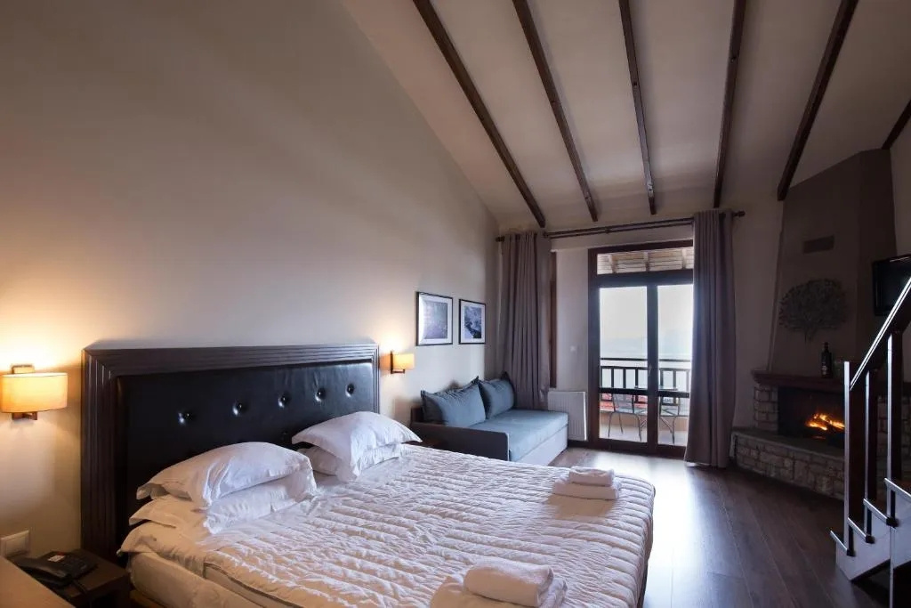 Junior Suite with lake view and fireplace