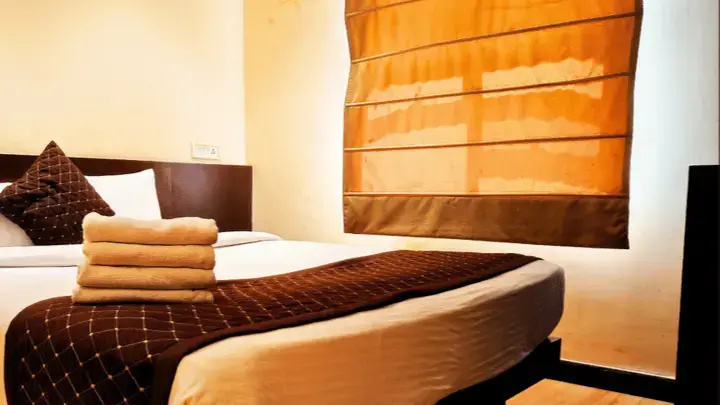 Deluxe Non AC Double room (full double bed)
