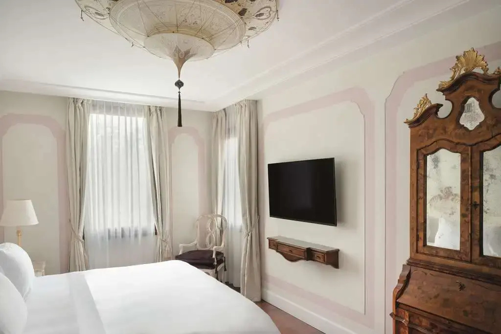 Cipriani Double Suite (full double bed)