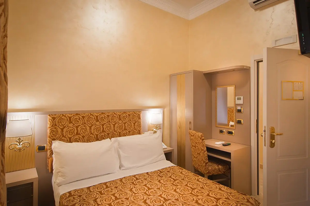 Small Double room (full double bed)