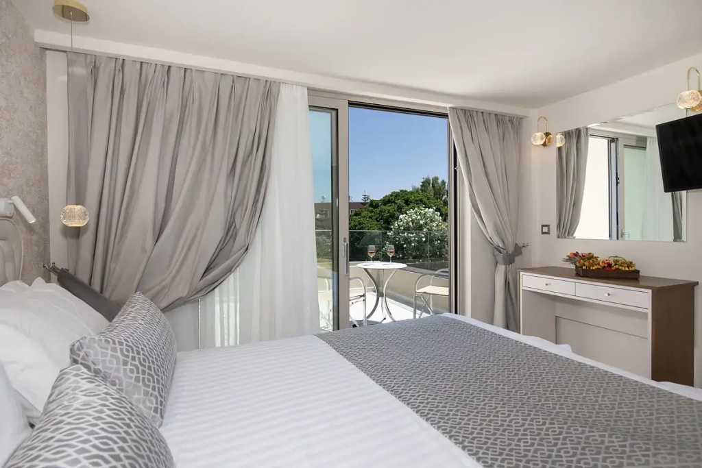 Deluxe Double Maisonette with Individual Pool (full double bed)
