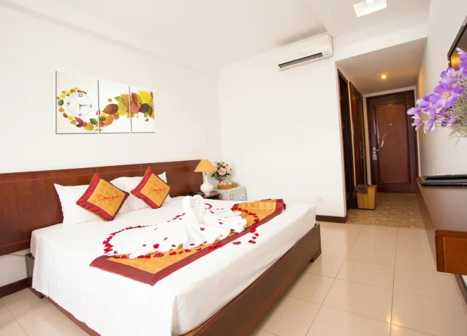 Deluxe Double room with city view (full double bed)
