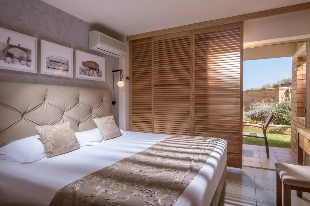 Double room with garden/pool view (full double bed)
