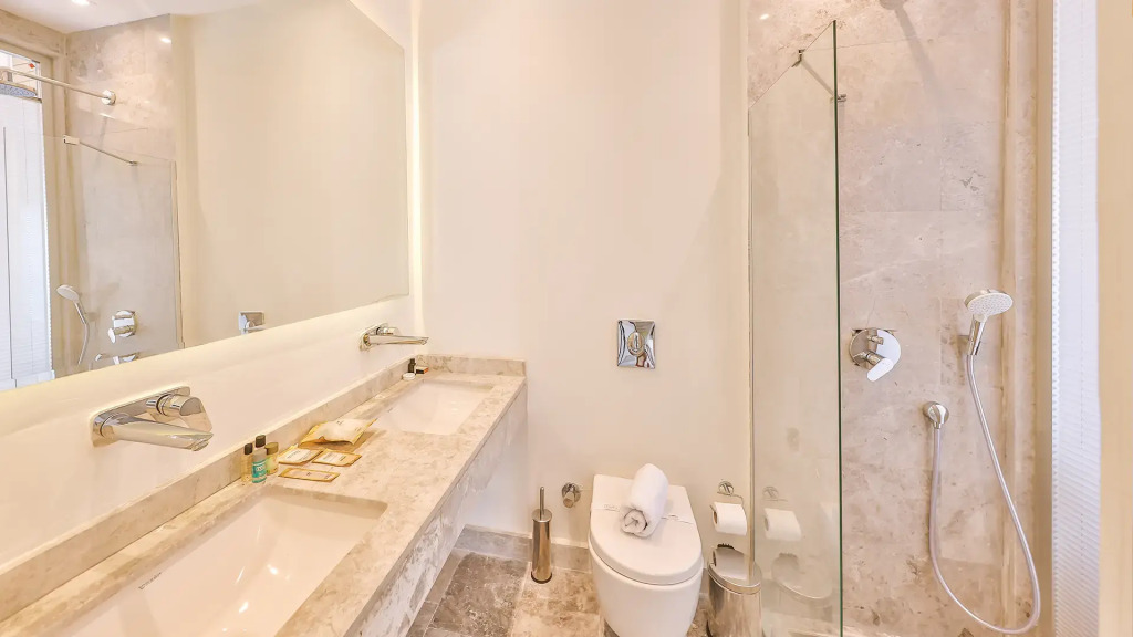 Двухместный люкс двуспальная кровать в Hera Hotel