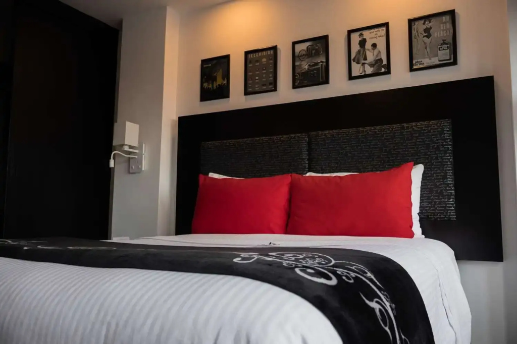 Double room (full double bed)