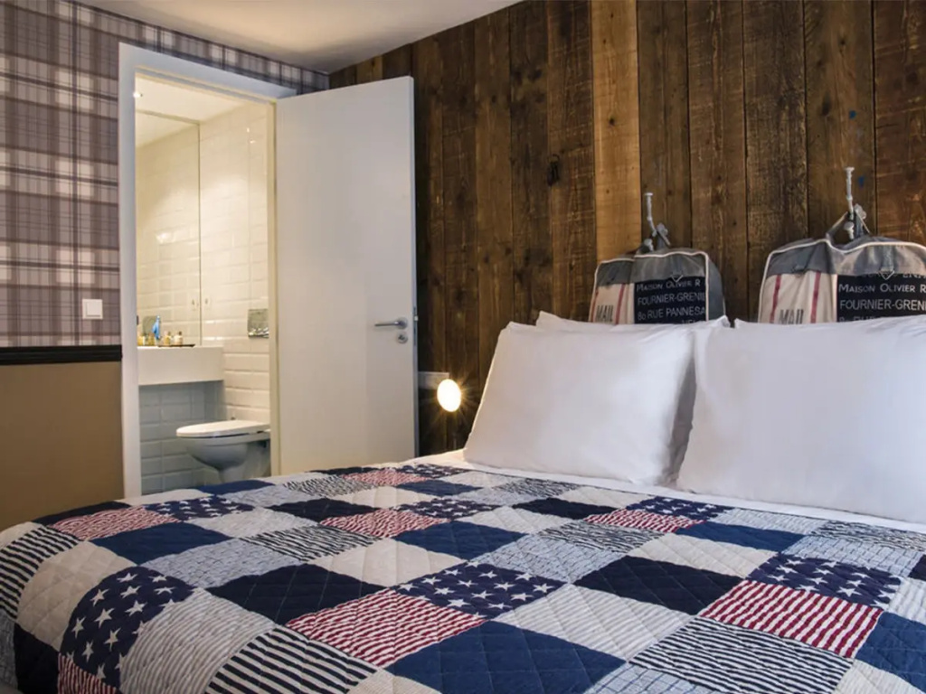 Medium Double room (full double bed)