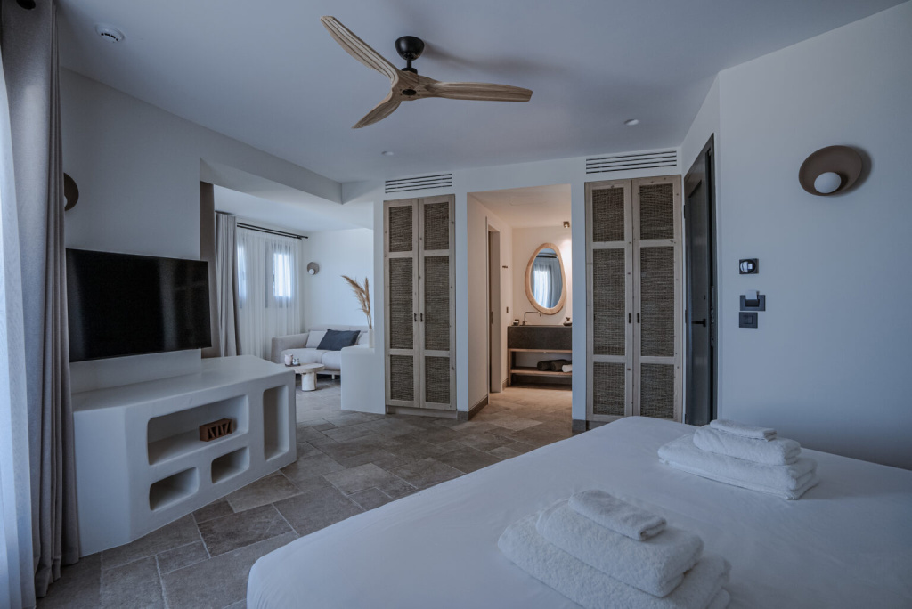 Premium with Outdoor Private Jetted Tub Double Suite (full double bed)