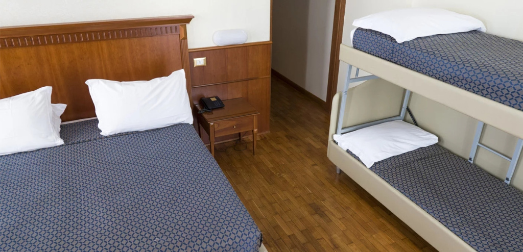 Quadruple room with side sea view