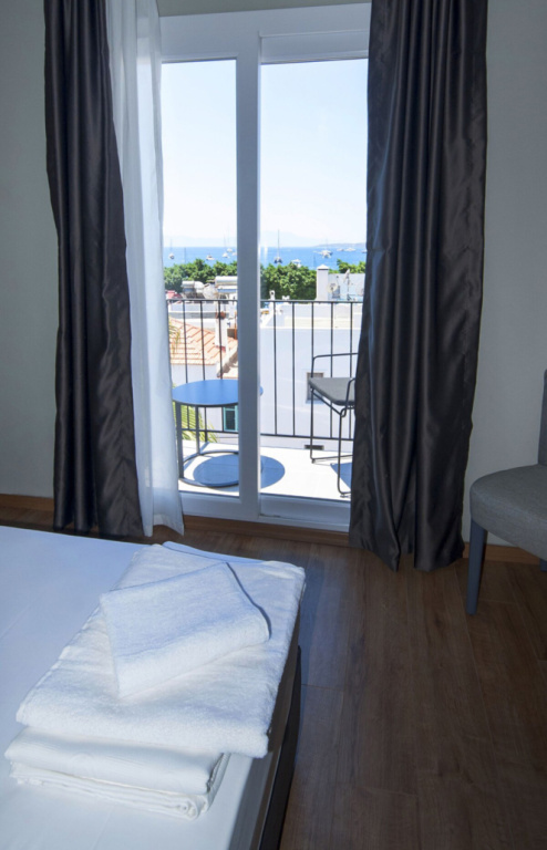 Deluxe Double Suite (full double bed)