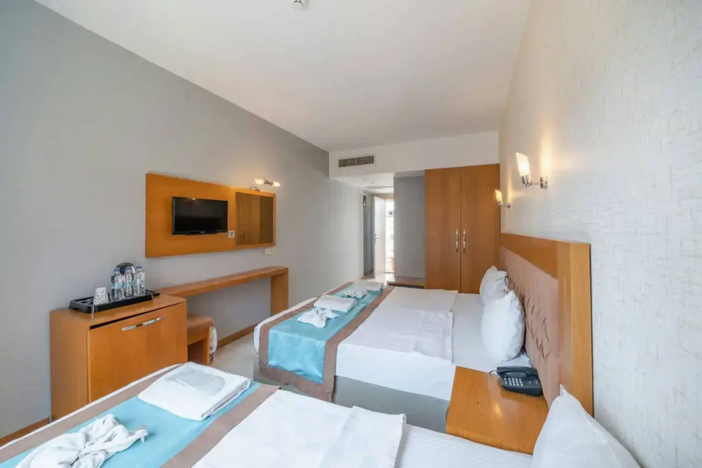 Triple room with pool view