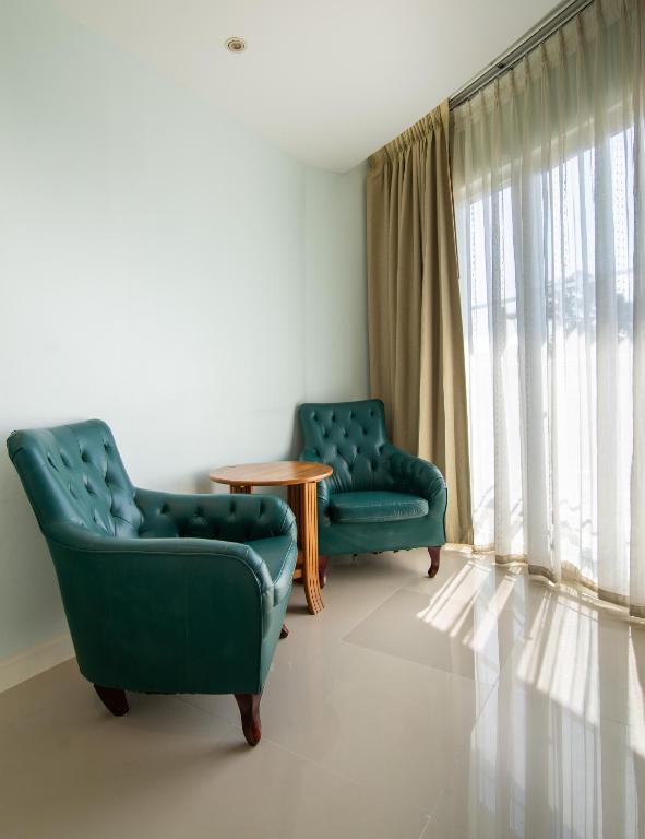Люкс с 2 комнатами с видом на море в Royal Beach View Suites