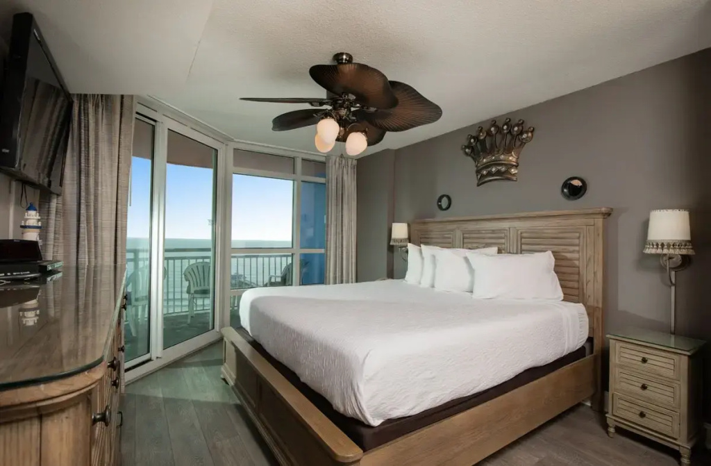 3 Bedrooms room