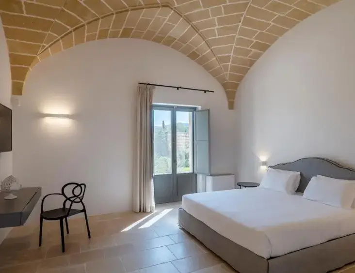 With Terrace and Outdoor Jacuzzi Masseria Double Suite (full double bed)