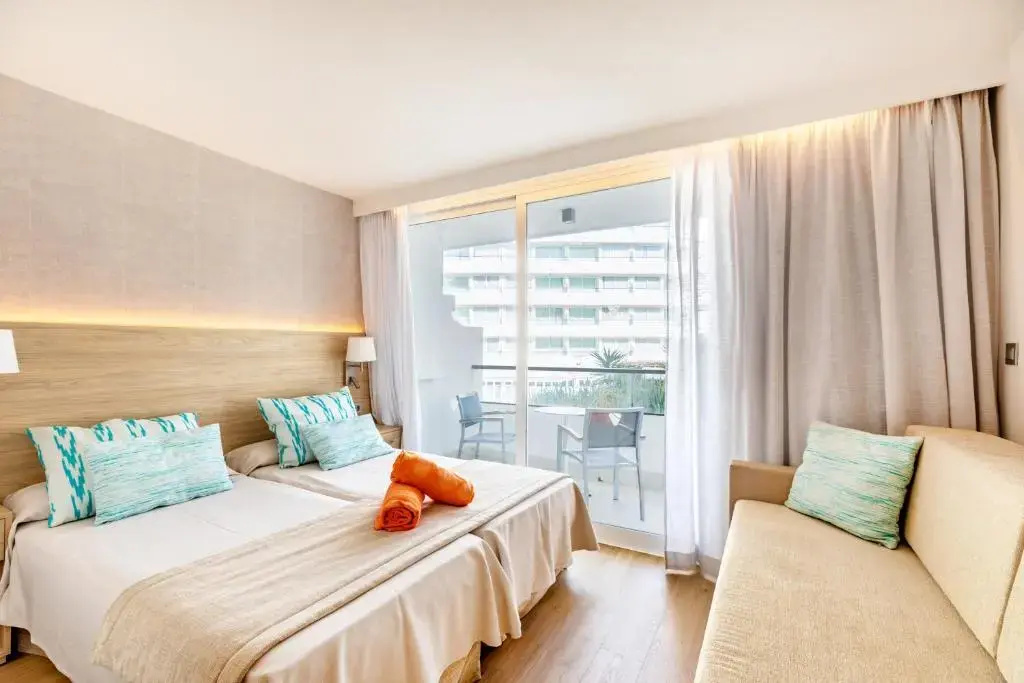Double room with pool view (full double bed)