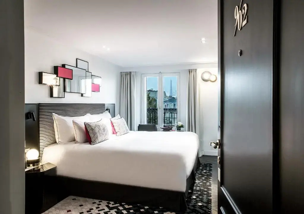 Deluxe Eiffel Tower View Double room with balcony (full double bed)