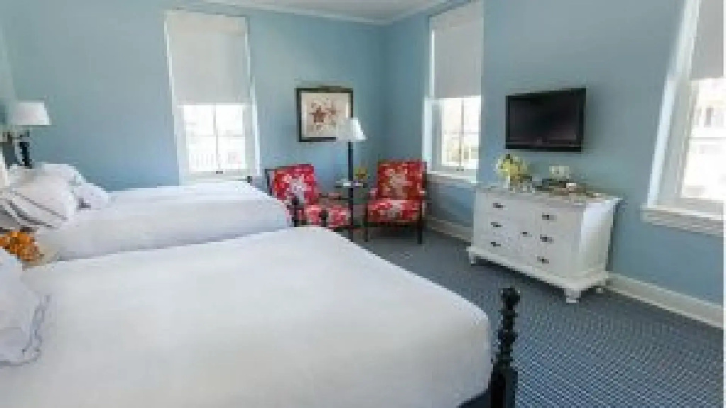 Superior Quadruple room with town view