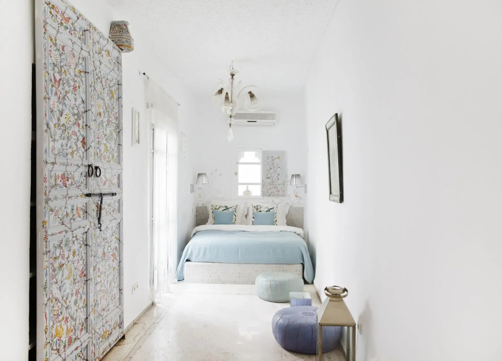 White Double Suite (full double bed)