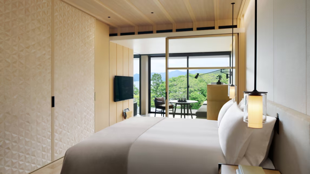 Standard Double room with lake view (full double bed)