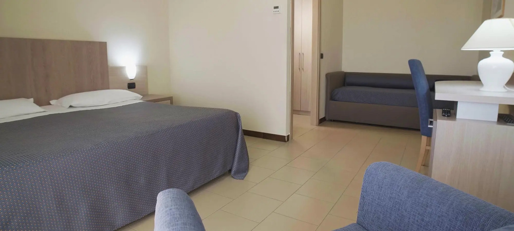 Double room (full double bed)