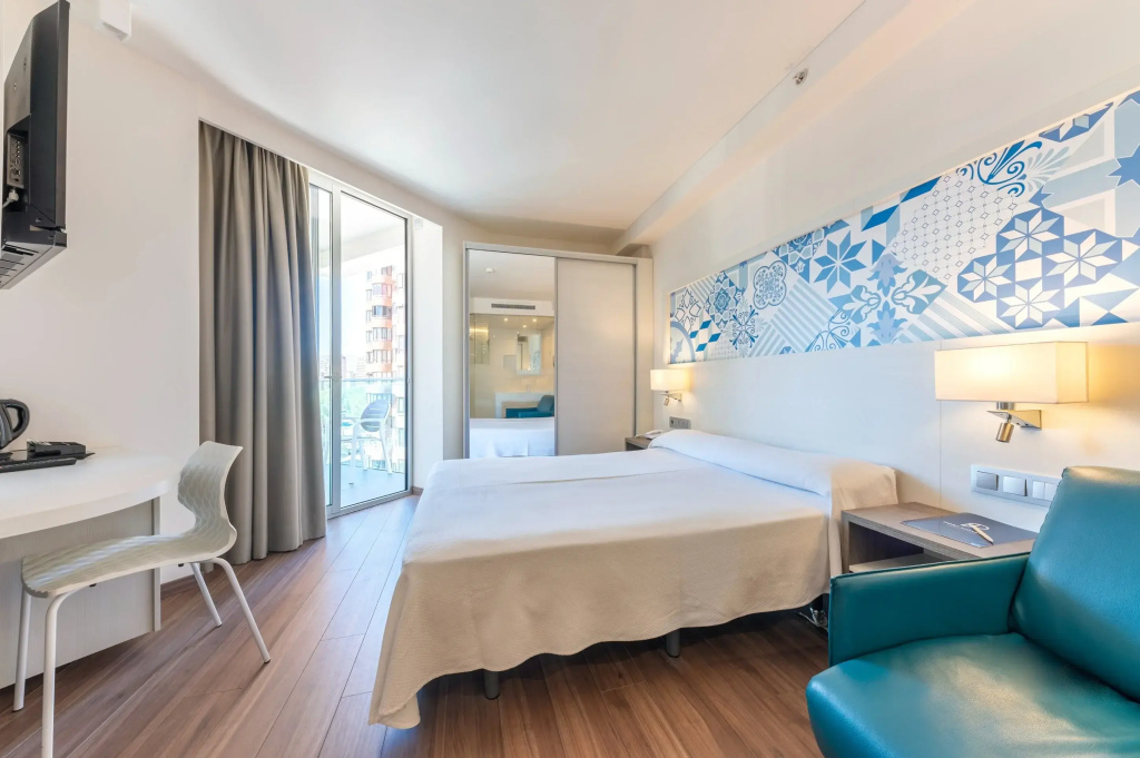 L Double room with sea view (full double bed)