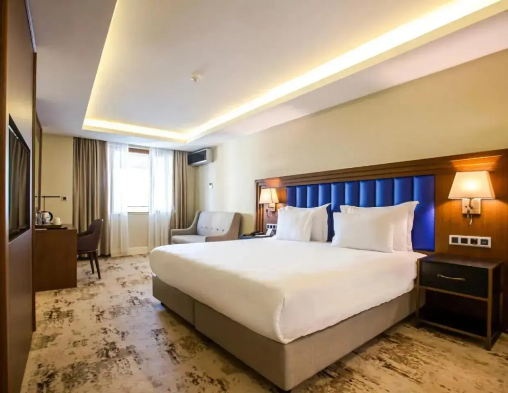 Corner Double Suite with balcony (full double bed)