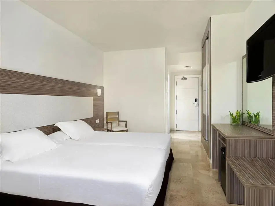 Interconnecting room with pool view