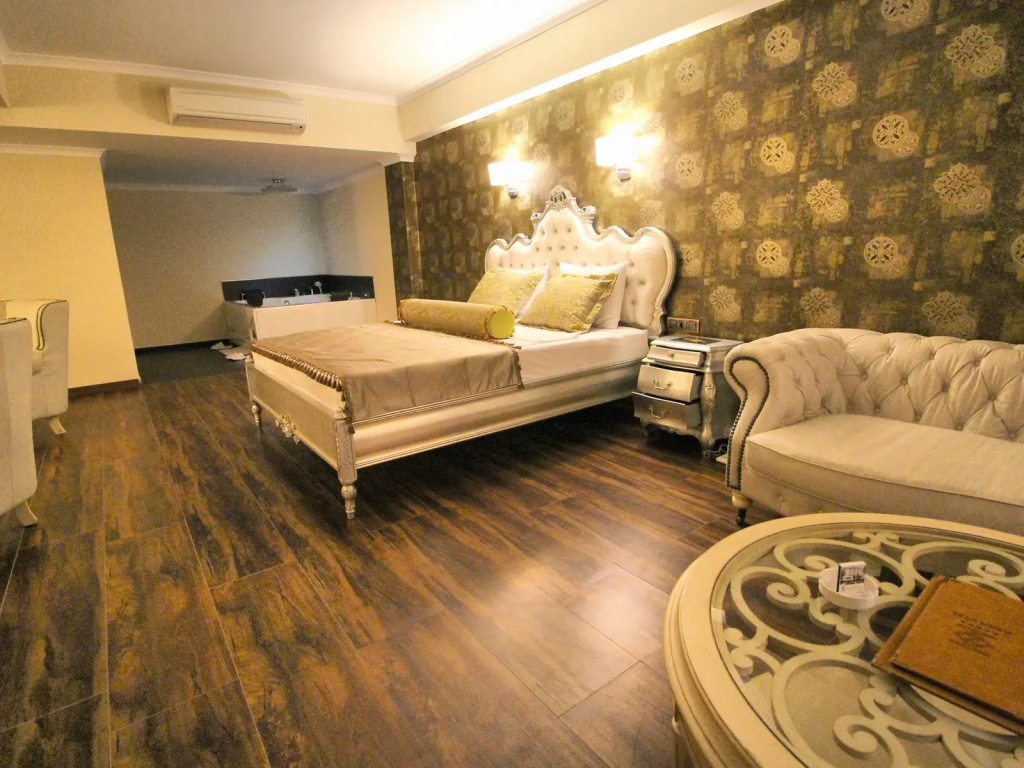 Business Double Suite (full double bed)
