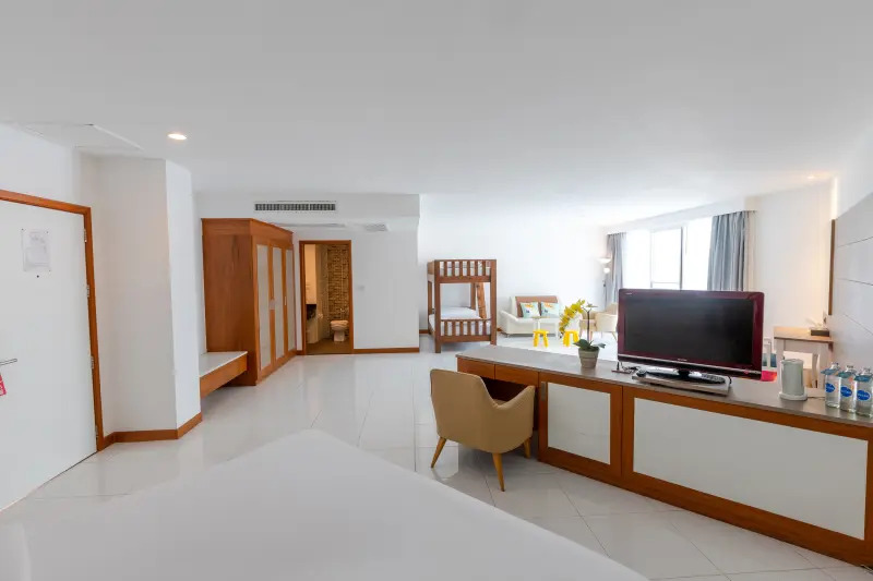 Четырёхместный номер Family с видом на бассейн в Pinnacle Grand Jomtien Resort and Beach Club