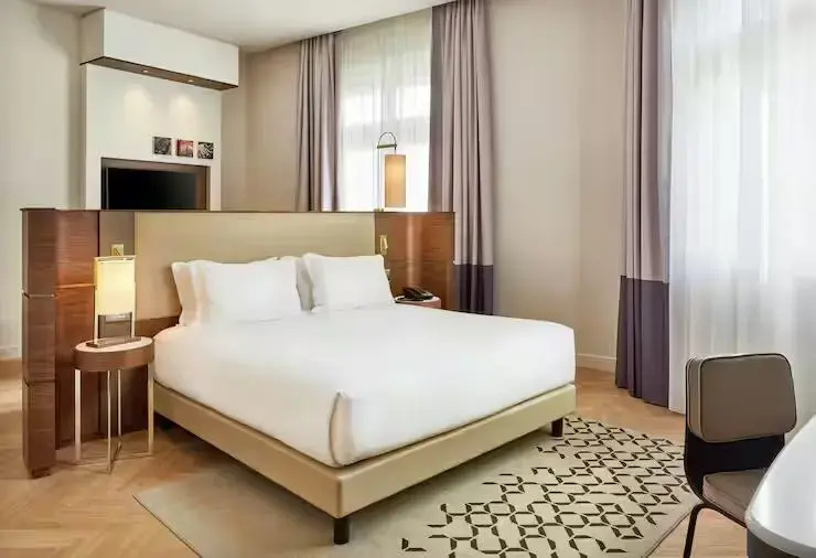 Corner Double Junior Suite (full double bed)
