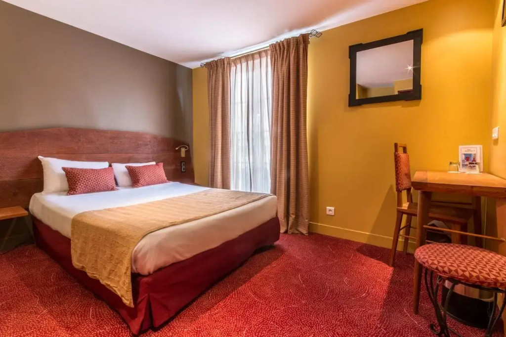 Classic Double room with balcony with Moulin Rouge view (full double bed)