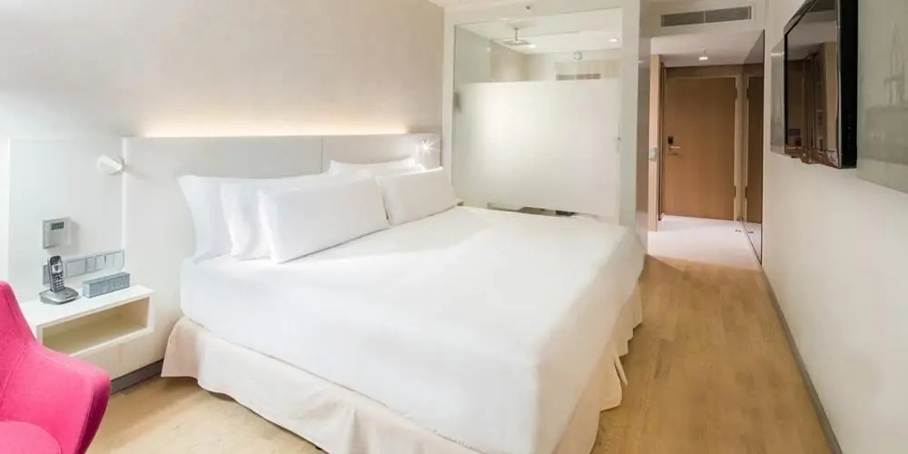 Deluxe Double room with city view (full double bed)