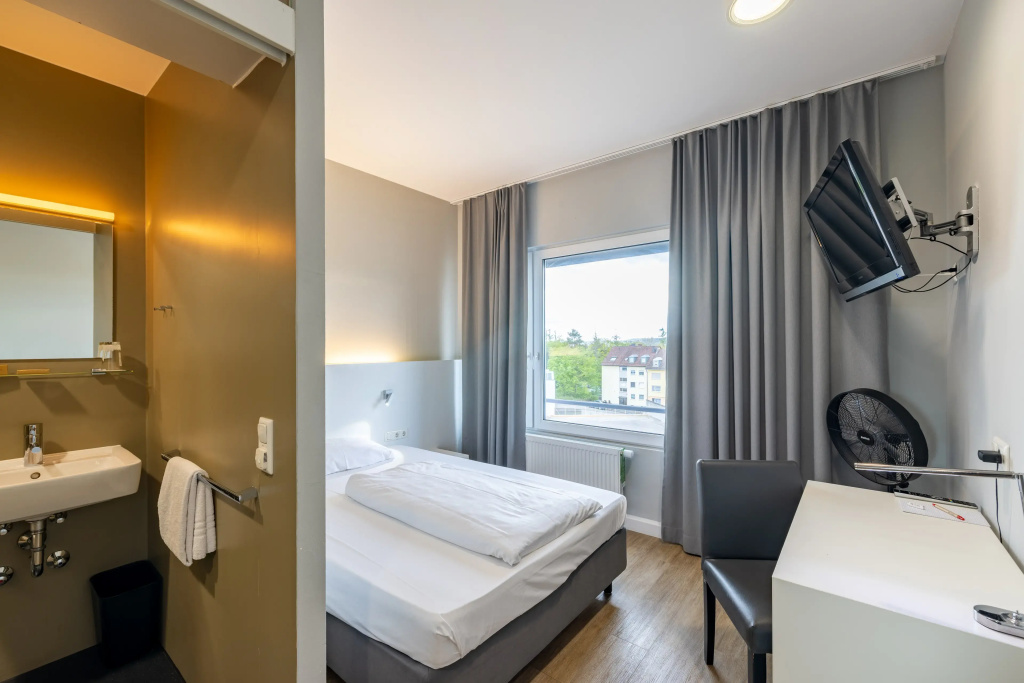 French Double room (full double bed)