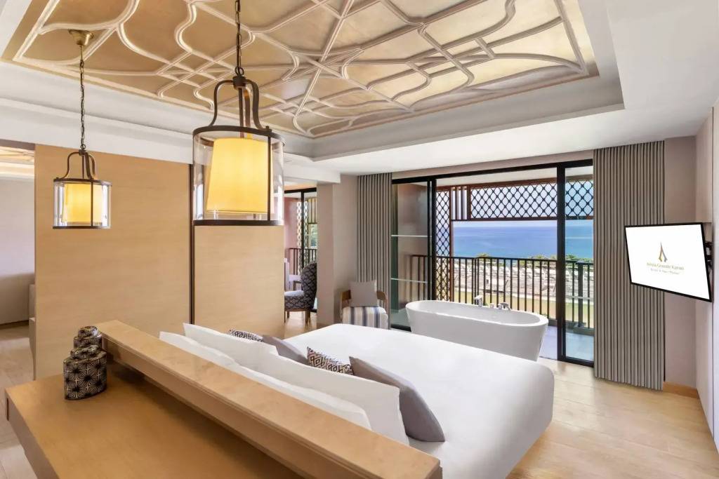 Четырёхместный люкс с 2 комнатами с балконом и с видом на океан в Avista Grande Phuket Karon - MGallery