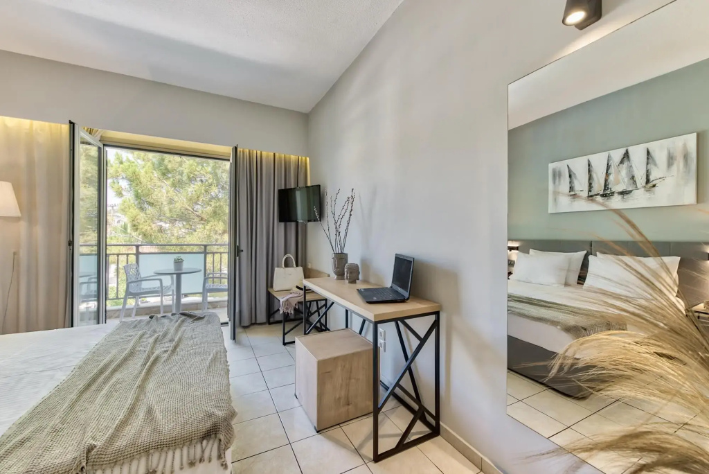 Premium Double room with pool view (full double bed)
