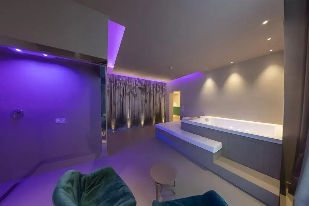 Double Junior Suite with internal view in the gallery (full double bed)