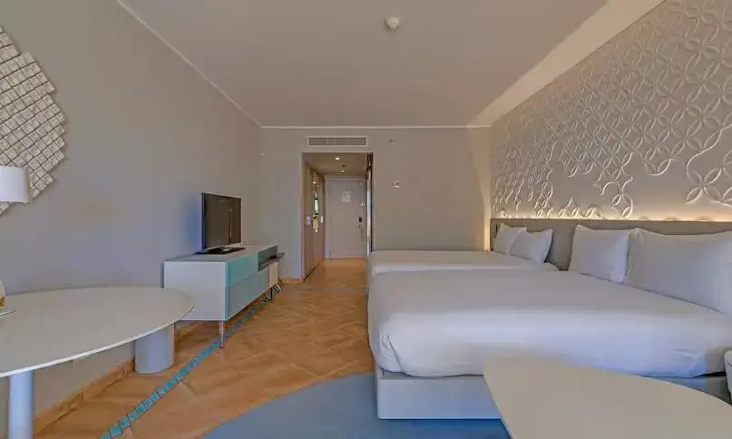 Deluxe Family room with balcony and with garden view