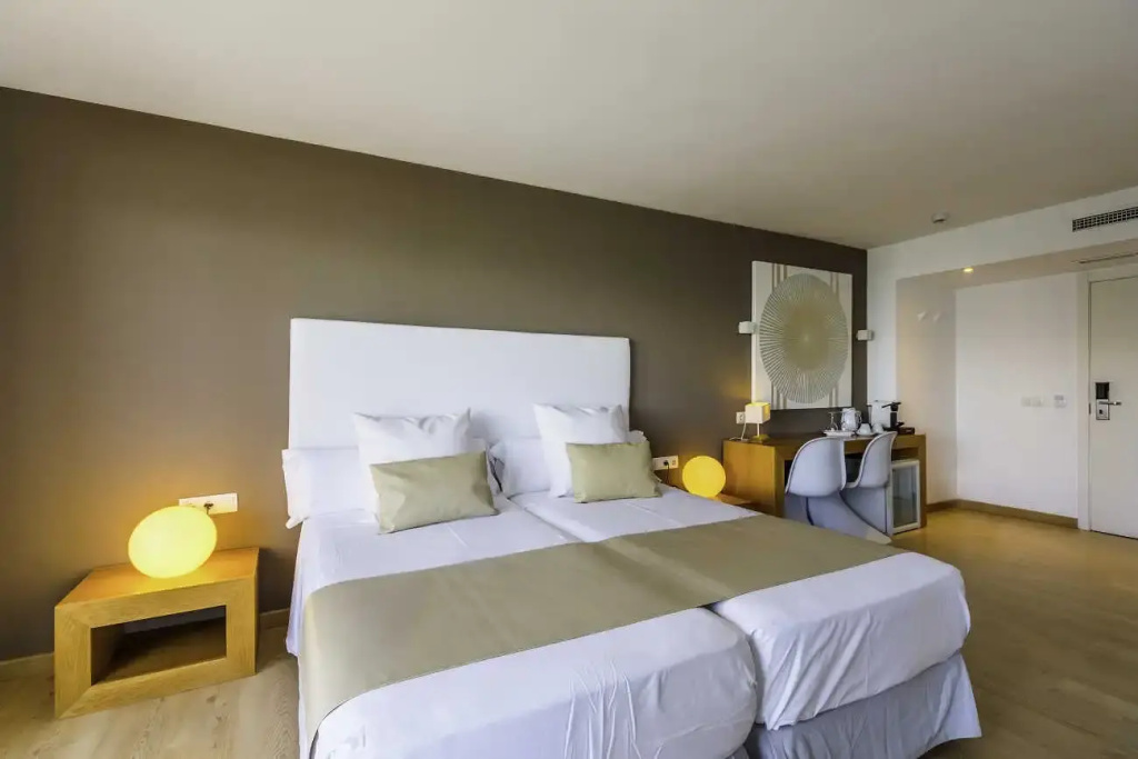 Royal Double Junior Suite seafront (twin beds)