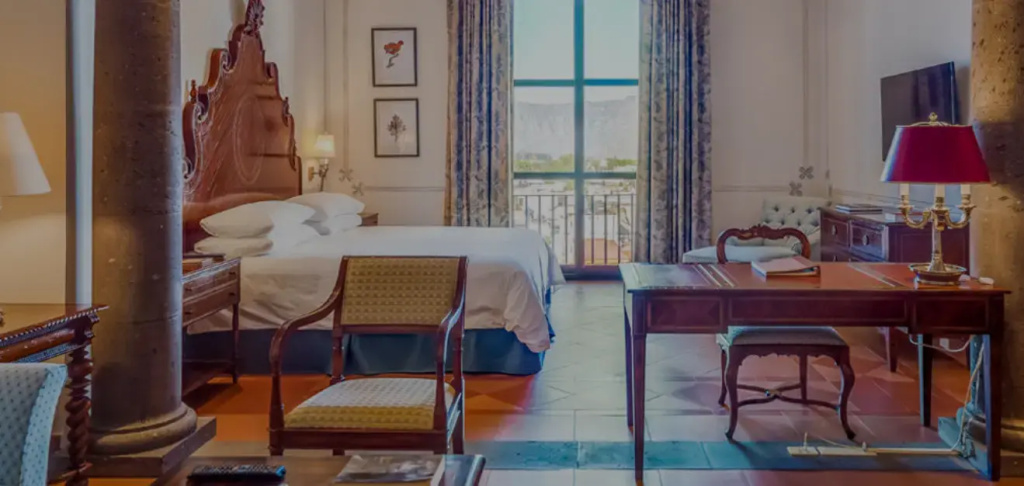 Royal Double Suite full double bed