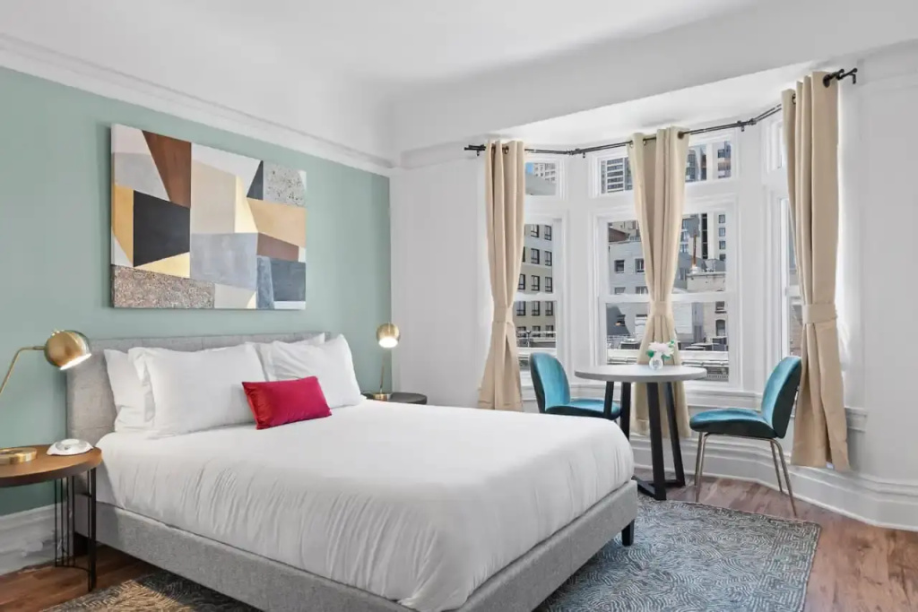 Bay Windows Double room (full double bed)