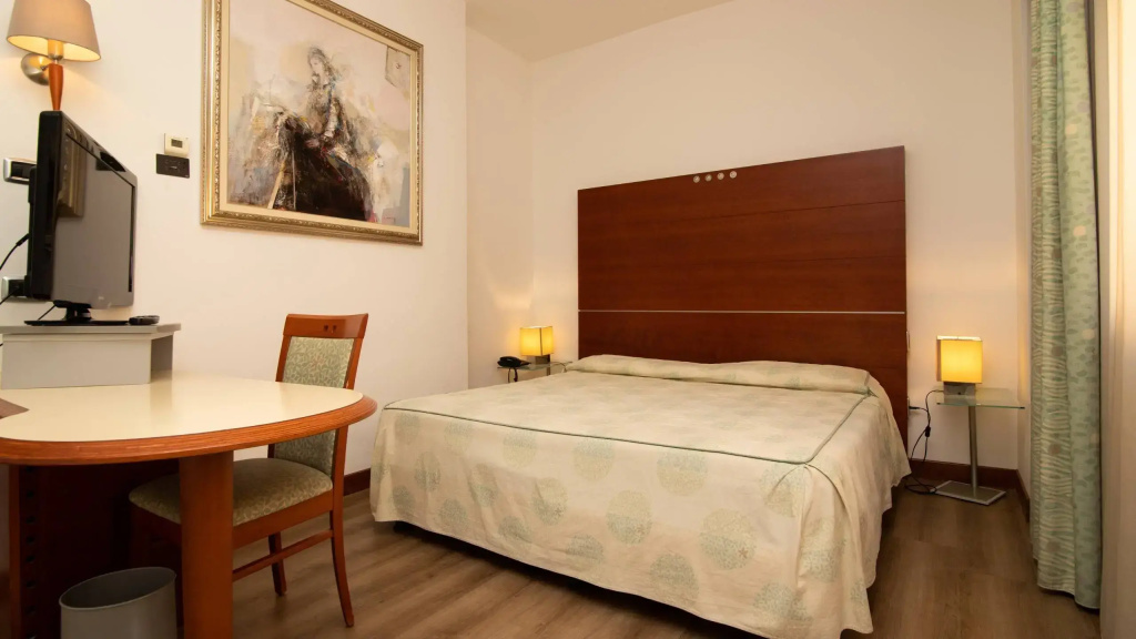 Double room (full double bed)
