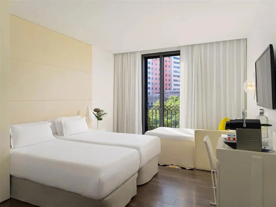 (1)Triple room at H10 Urquinaona Plaza in Barcelona