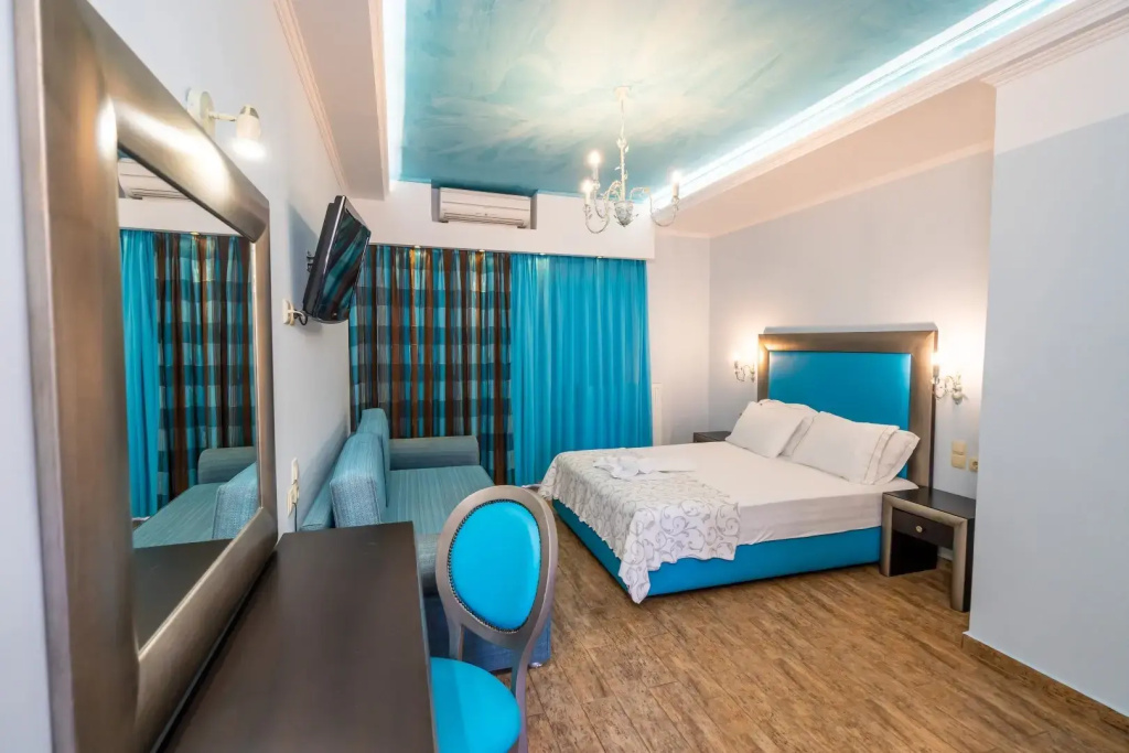 Deluxe Double room with partial sea view (full double bed)