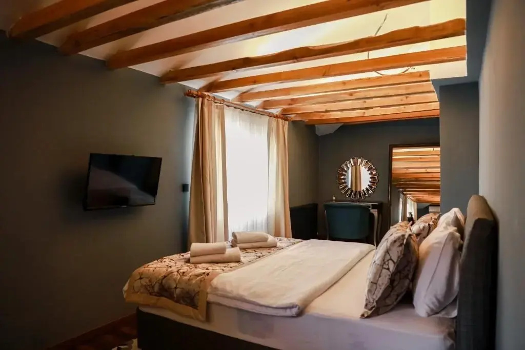 Double Suite (full double bed)
