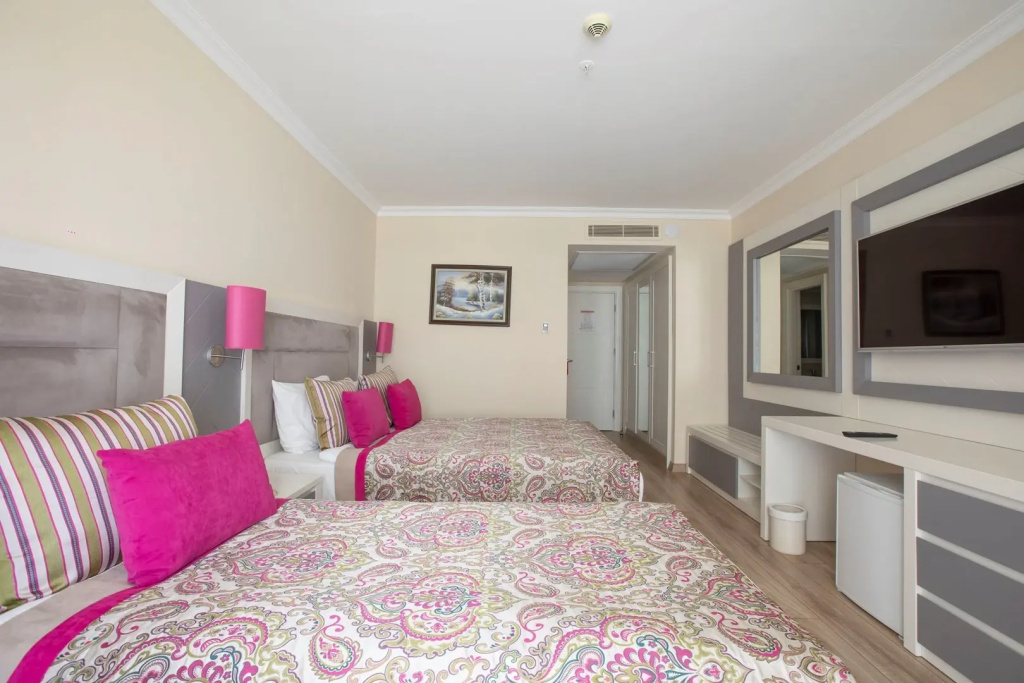 Standard Triple Family room with partial sea view