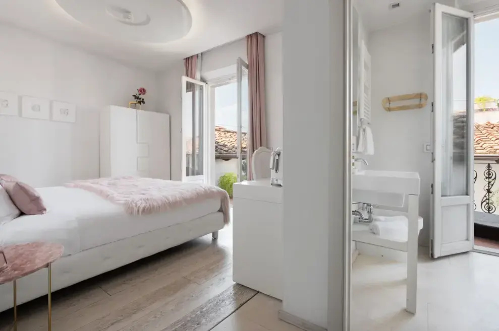 Premium Double room with balcony (full double bed)