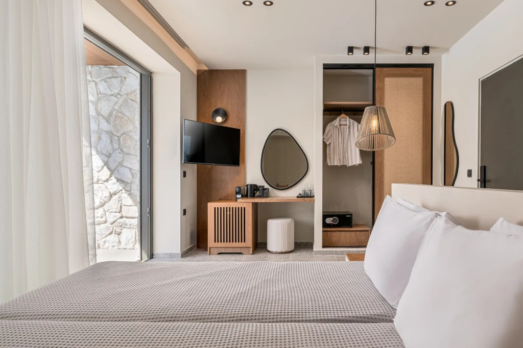Luxury Double room with pool view (full double bed)