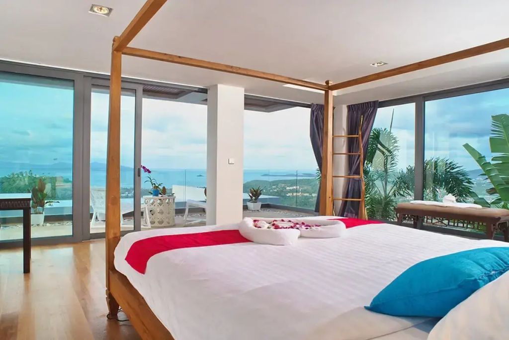 5 Bedrooms Villa with Private Pool