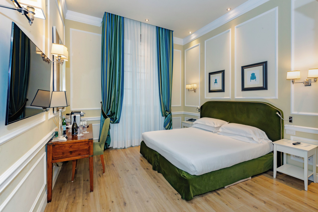 Prestige Via Dei Calzaiuoli View Double room (full double bed)