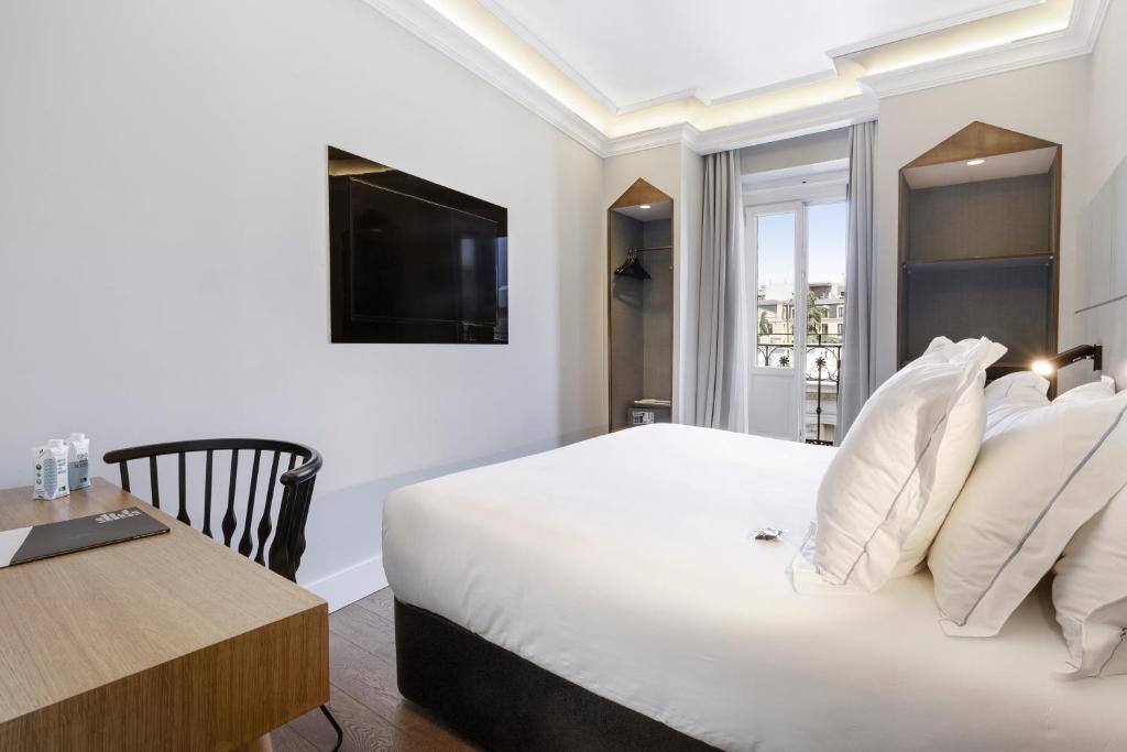 One Shot Deluxe Premium Double room (full double bed)